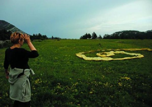 Foto: privatni arhiv Zvjezdane Jembrih  (autor fotografije Branko Lenić, Veliko Rujno, Velebit, land art intervencija, 2008.) 