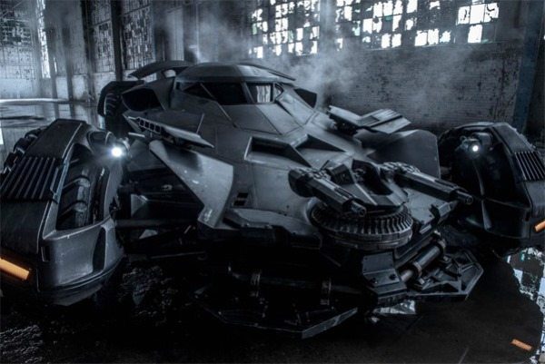 FOTO:firstshowing.net/batmobile - batman v superman