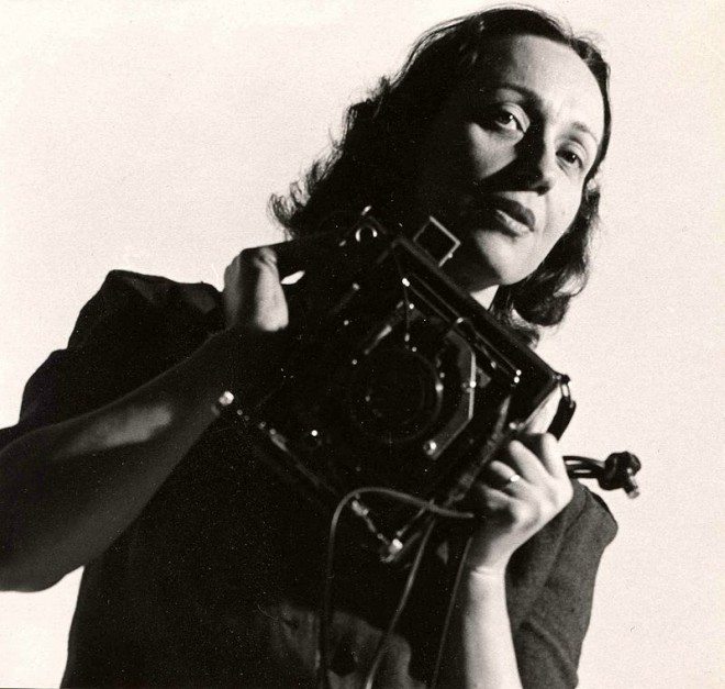 Foto: wikipedia.org/Barbara_Morgan_(photographer) [Barbara Morgan s Graflex kamerom 1940-ih]