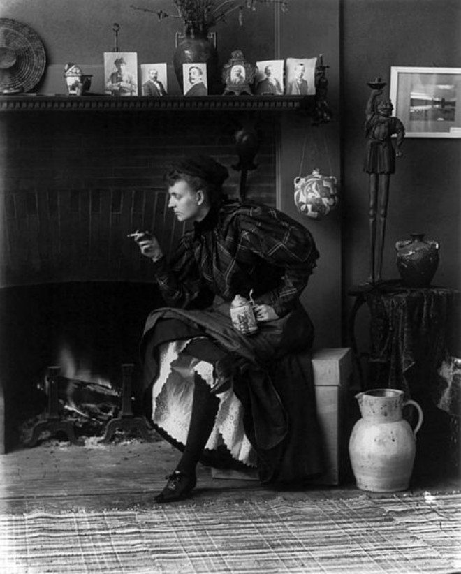 Foto: pinterest.com/miboop [Frances Benjamin Johnston, „Self-portrait in the studio“ (1896.)]